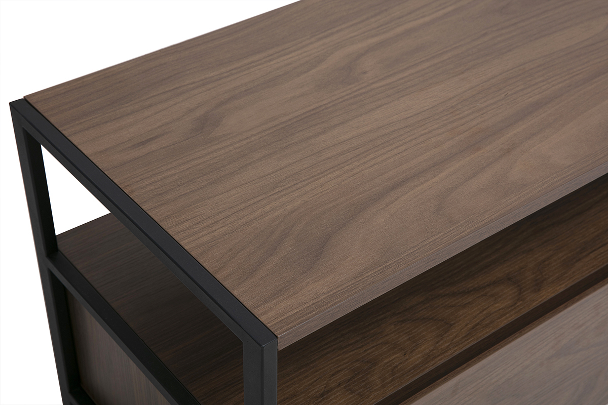 D�tail du meuble TV MAXENCE en bois fonc� avec structure m�tallique noire.