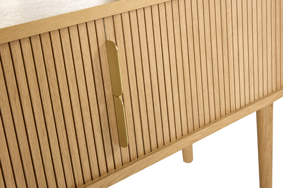 D�tail du meuble TV vintage en bois clair, avec deux portes coulissantes et finition en m�tal dor�.