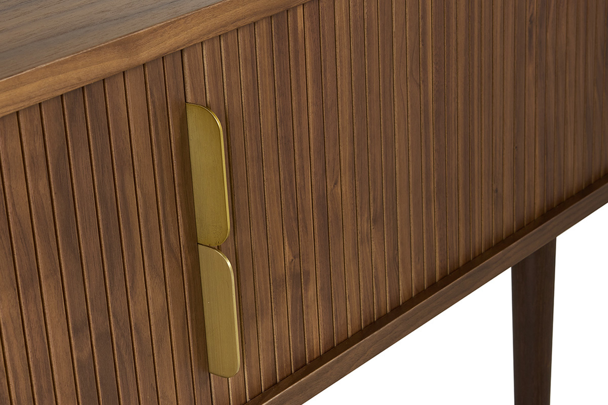 Vue rapproch�e d'un meuble TV vintage en bois fonc� avec portes coulissantes et d�tails en m�tal dor�.