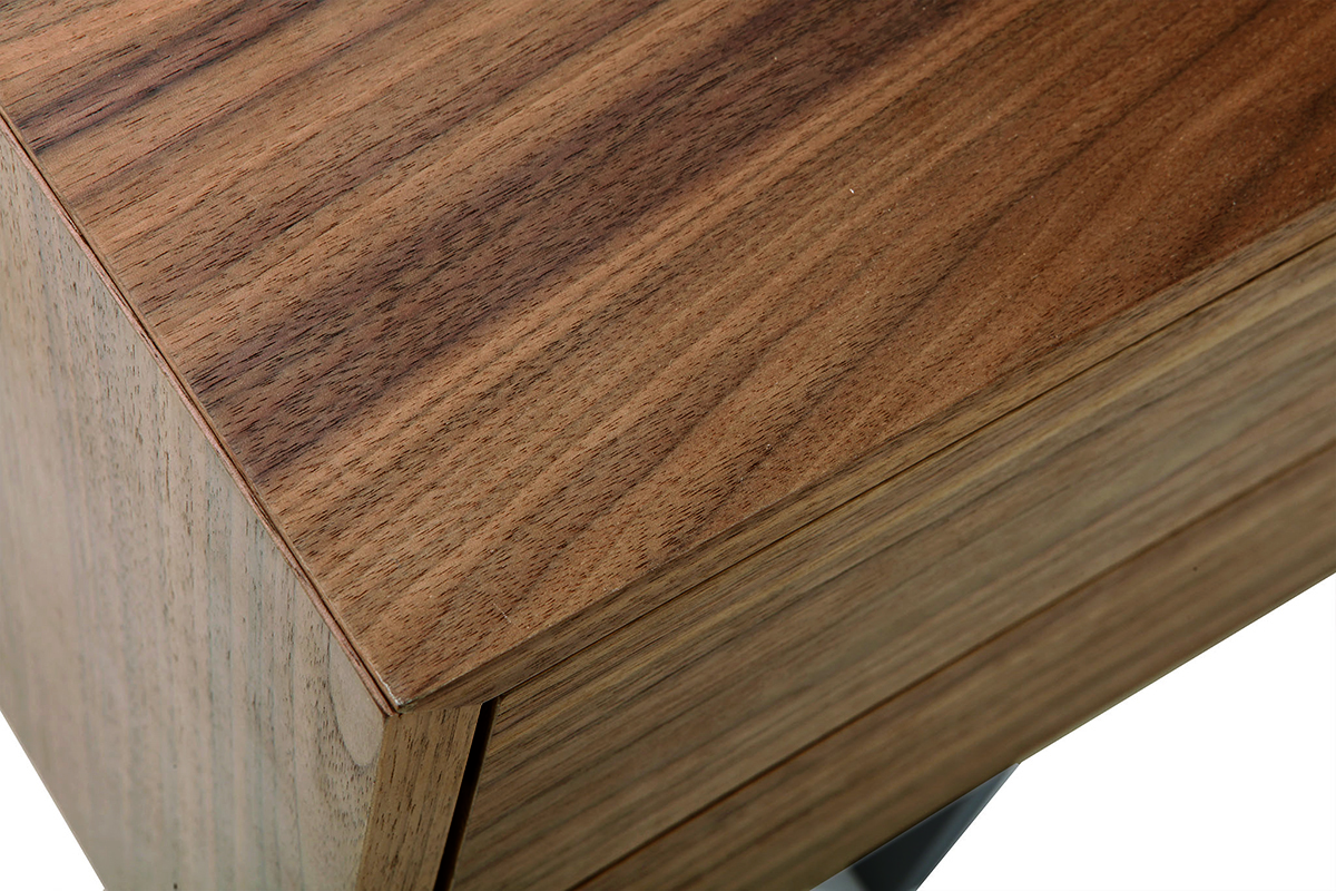 Gros plan sur le coin d'un meuble TV en bois fonc� avec placage noyer.