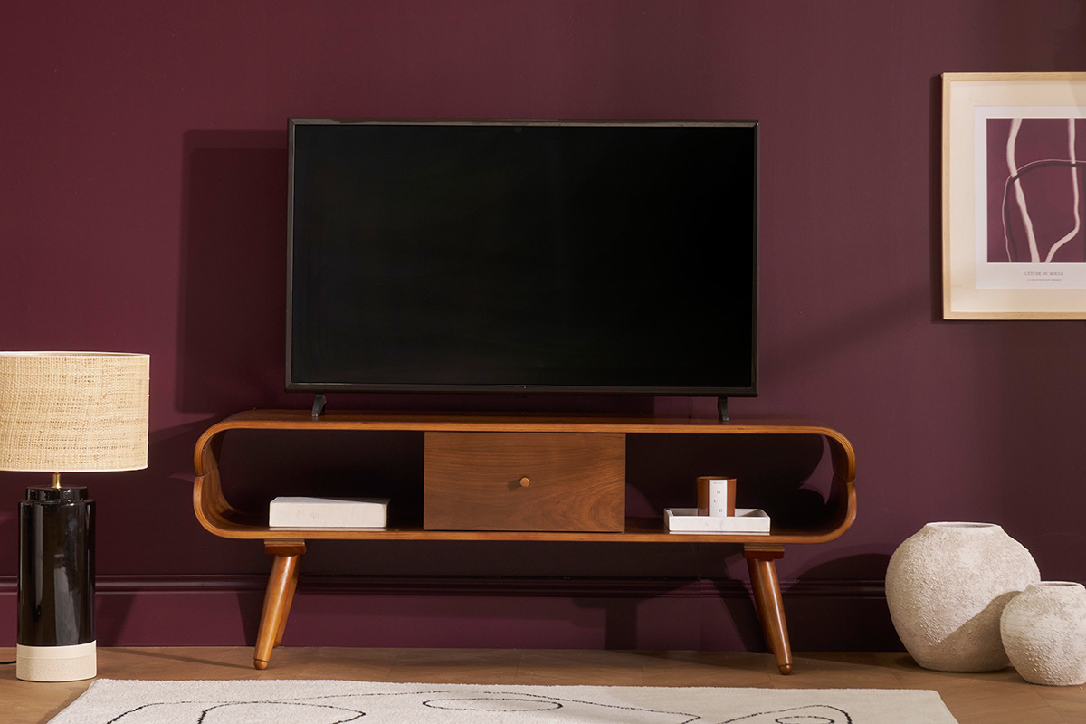 Meuble TV vintage en bois fonc� avec TV dessus, vue de face.