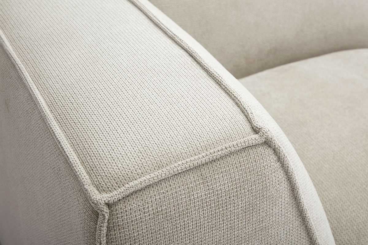 Gros plan sur le tissu chenille beige du module d'angle central de canap� SPLIT.