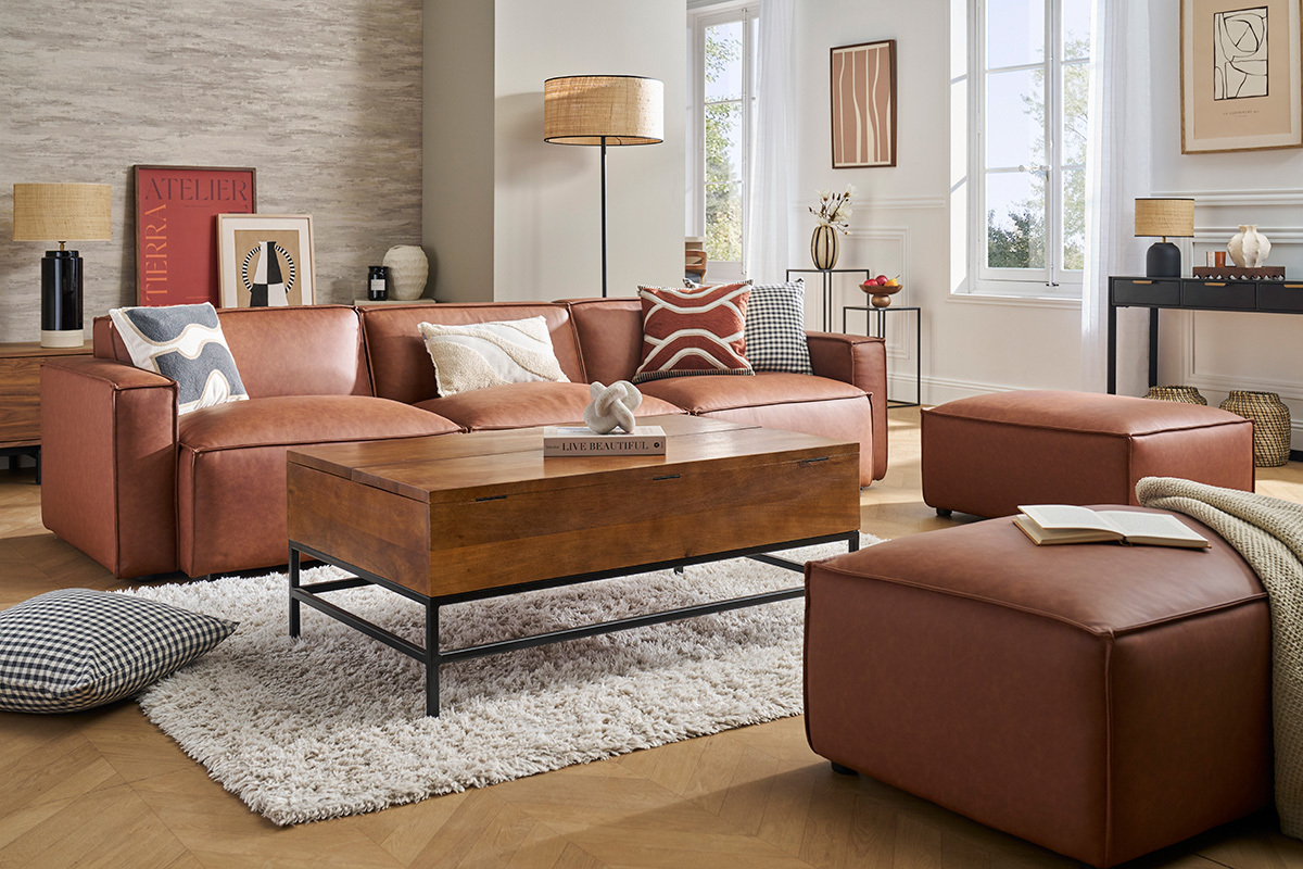 Salon avec module d'angle en cuir marron, table basse en bois, et d�coration moderne.