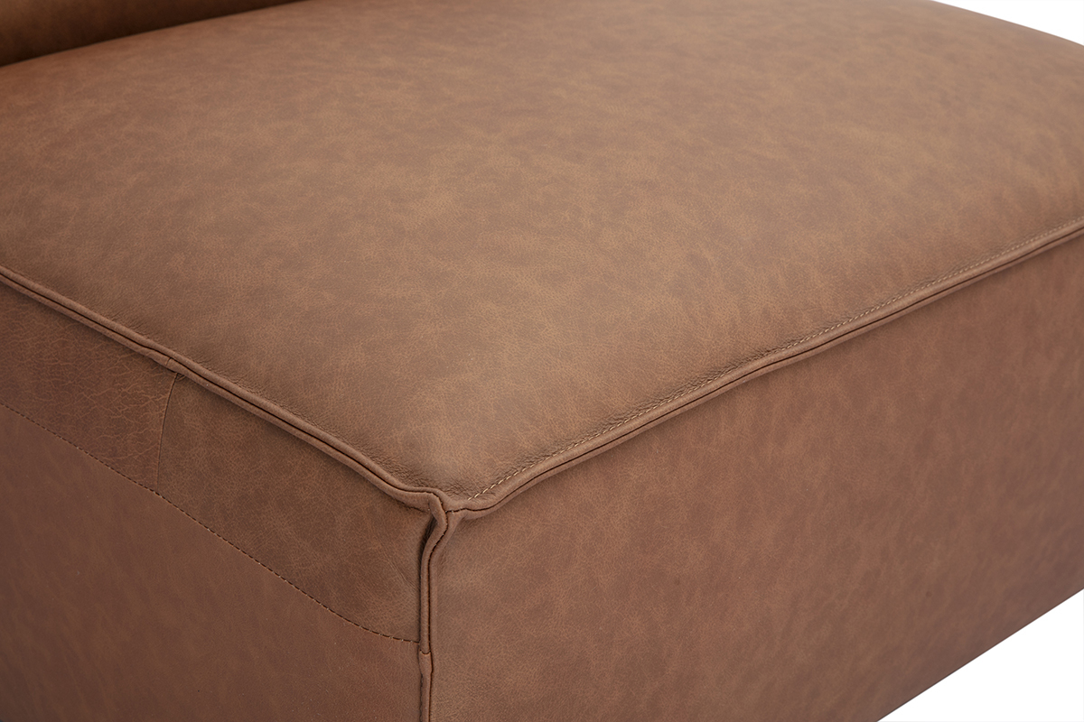 Zoom sur angle de canap� en cuir, design �pur� et vintage.