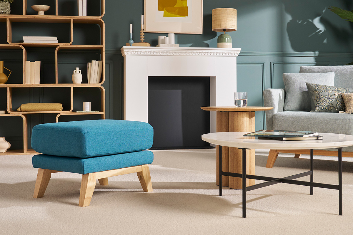 Pouf repose-pieds d�houssable scandinave en tissu bleu canard et bois clair OSLO
