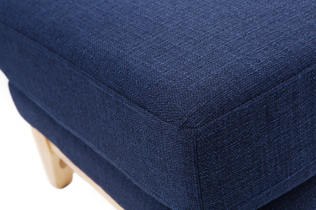 Gros plan sur le tissu bleu fonc� du pouf repose-pieds OSLO, avec pieds en bois clair visibles.