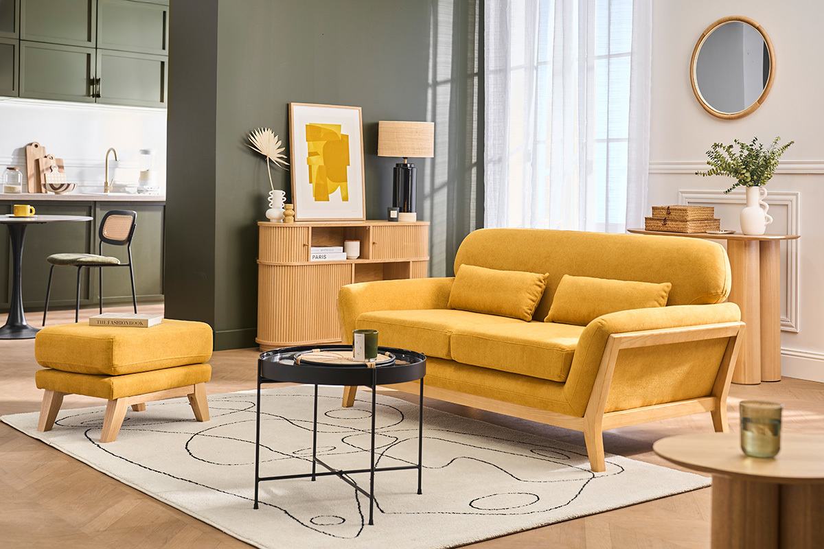 Salon avec pouf jaune moutarde en tissu effet velours, canap� et table basse.