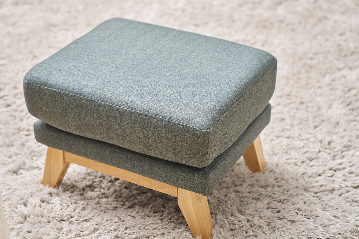 Pouf repose-pieds d�houssable scandinave en tissu vert de gris et bois clair OSLO