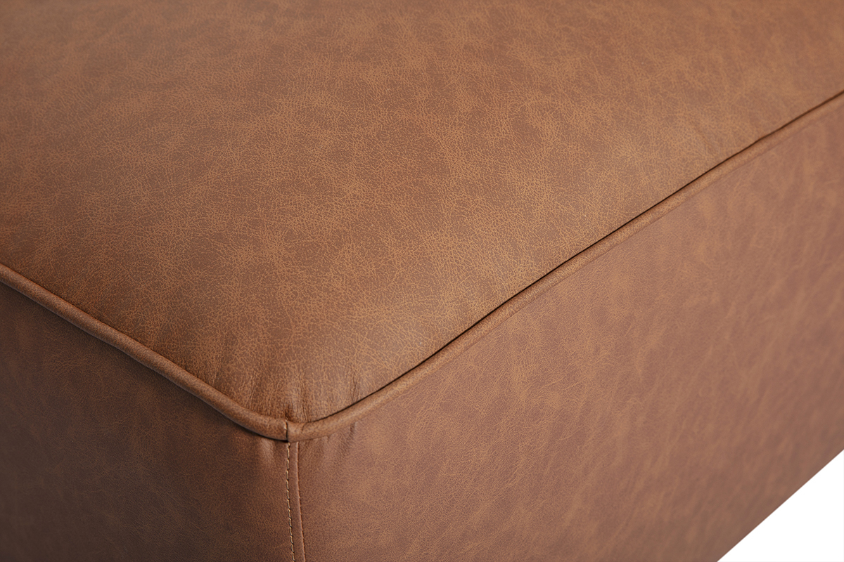 D�tail du pouf repose pieds en cuir marron FERGUS, vue rapproch�e de la texture