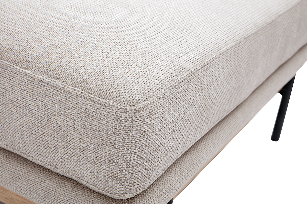 Gros plan sur le tissu chenille beige du pouf repose-pieds avec pieds en m�tal noir.