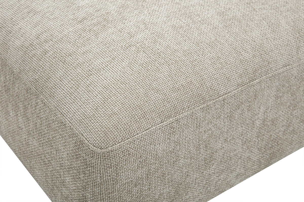 Gros plan sur un pouf rectangulaire en tissu beige textur� effet velours.