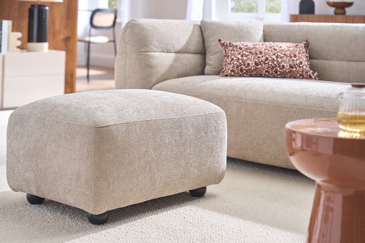 Pouf repose pieds en tissu effet velours textur� beige JOYA