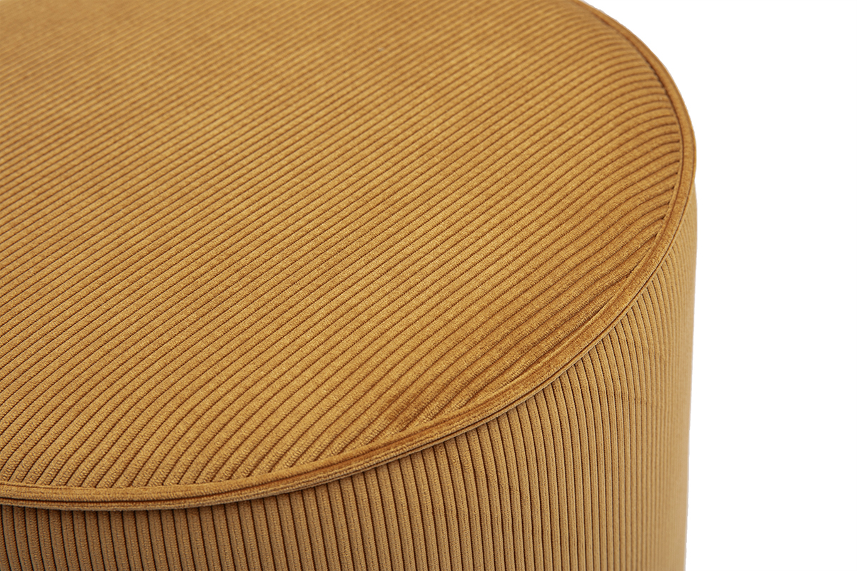 Gros plan sur un pouf rond en velours c�tel� jaune curry.