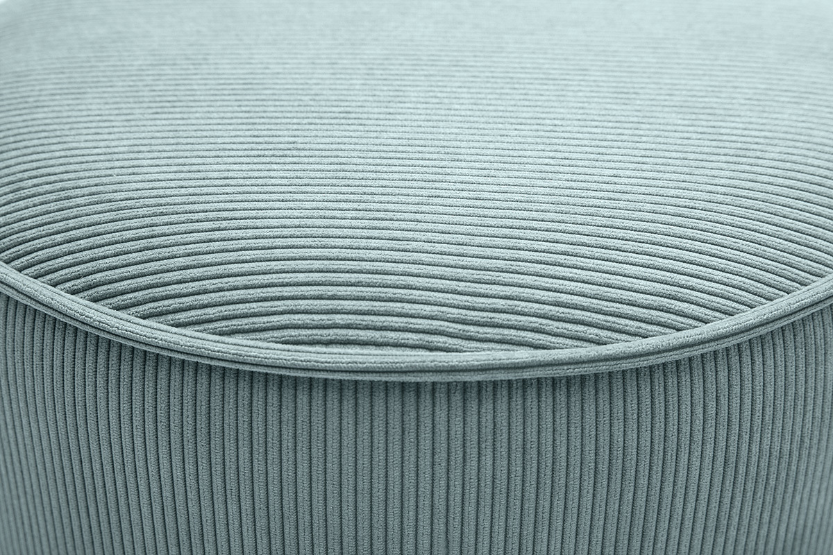 Gros plan sur pouf rond en velours c�tel� bleu gris�.