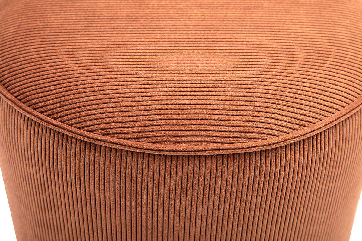 Gros plan de pouf rond en velours c�tel� terre br�l�e.