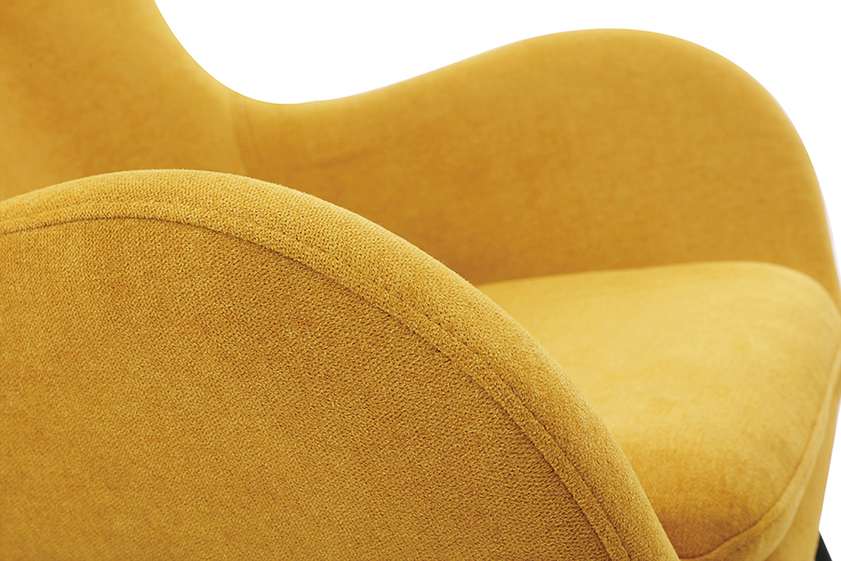 D�tail du rocking chair ESKUA en tissu effet velours jaune moutarde, partie du dossier et assise.