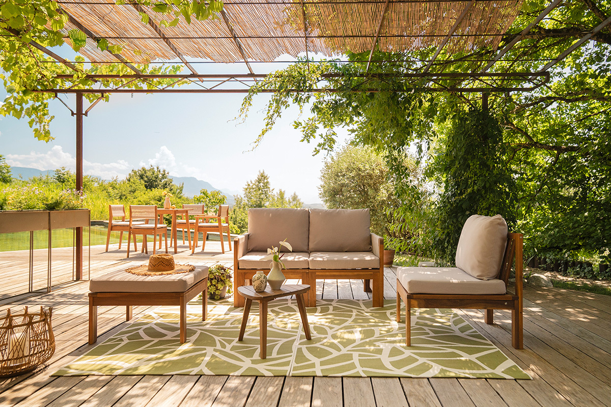 Salon de jardin 3-4 places en bois massif, 2 sets de housse (taupe ou �cru) et accoudoirs tress�s ALOHA