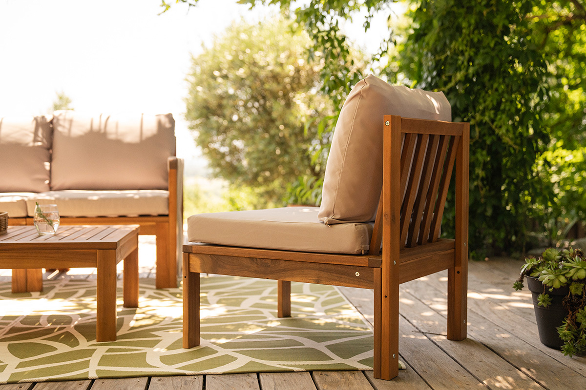 Salon de jardin 3-4 places en bois massif, 2 sets de housse (taupe ou �cru) et accoudoirs tress�s ALOHA