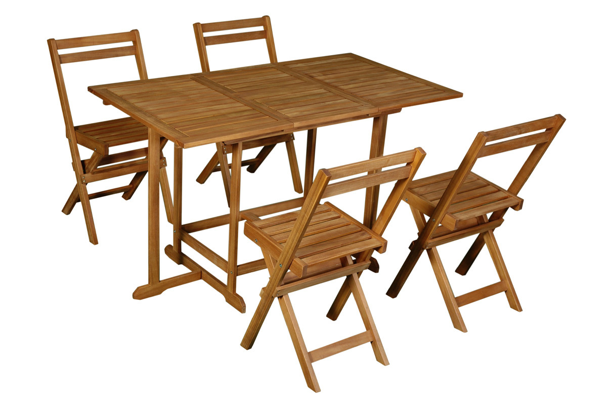 Table extensible en bois avec 4 chaises pliantes vue en angle.
