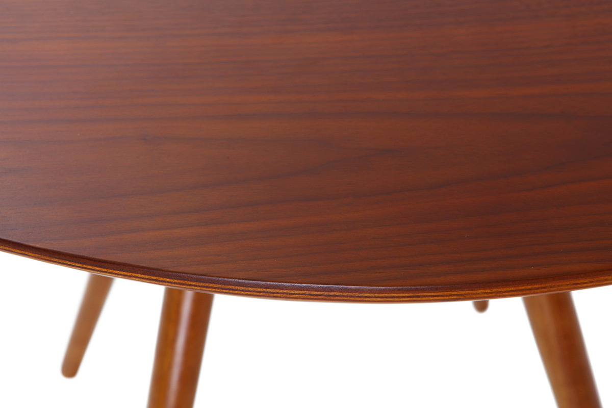 Vue rapproch�e de la table � manger ronde ARTIK en noyer avec pieds en h�v�a.