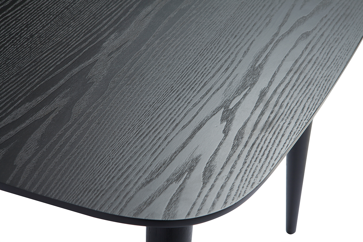 Gros plan sur la table � manger extensible NORDECO en bois noir, montrant le d�tail du grain du bois.