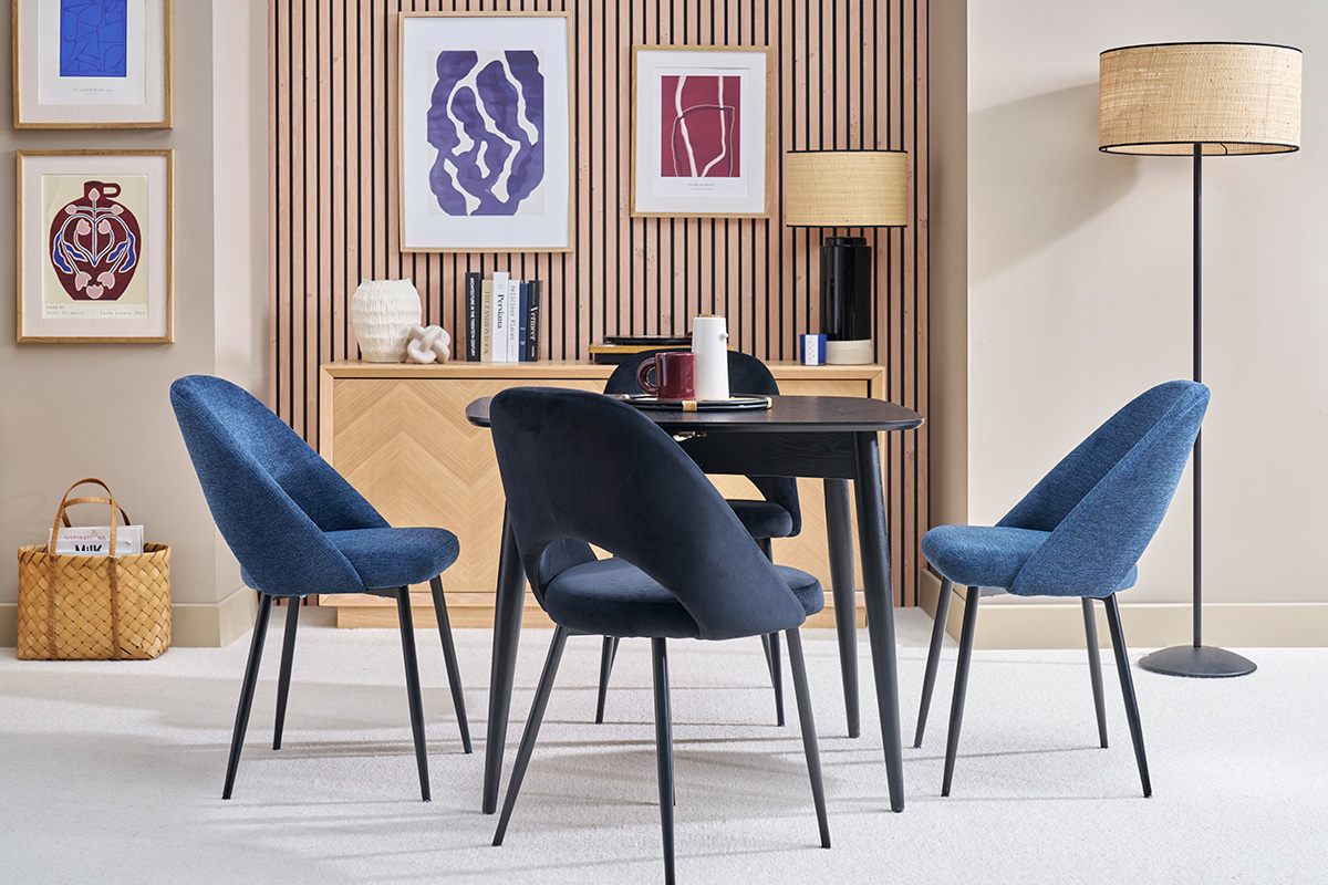 Table � manger extensible noire avec chaises bleues dans un int�rieur moderne.