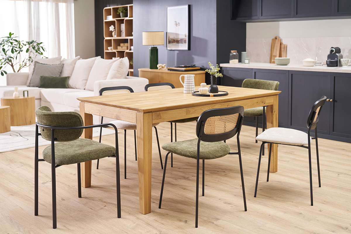 Table � manger extensible en ch�ne avec chaises dans un int�rieur moderne.