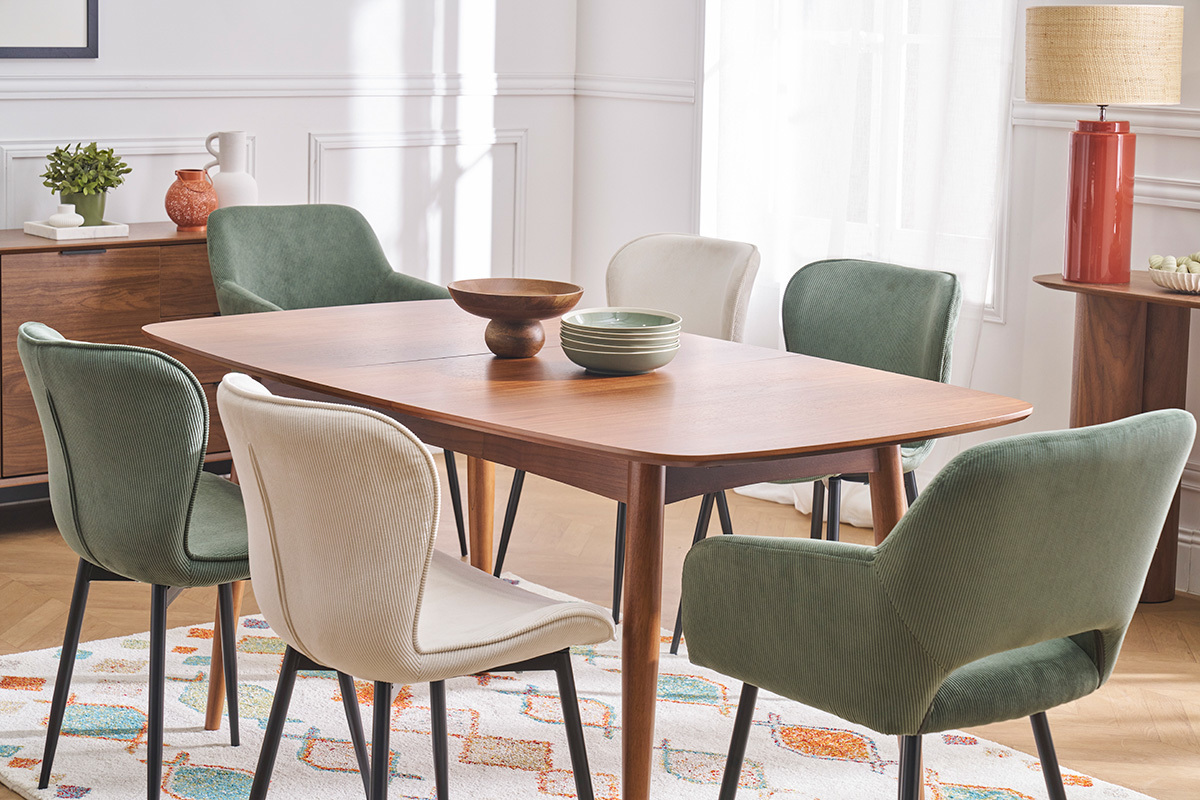Table � manger extensible rectangulaire en bois fonc� L130-160 cm NORDECO, vue d'ensemble avec des chaises