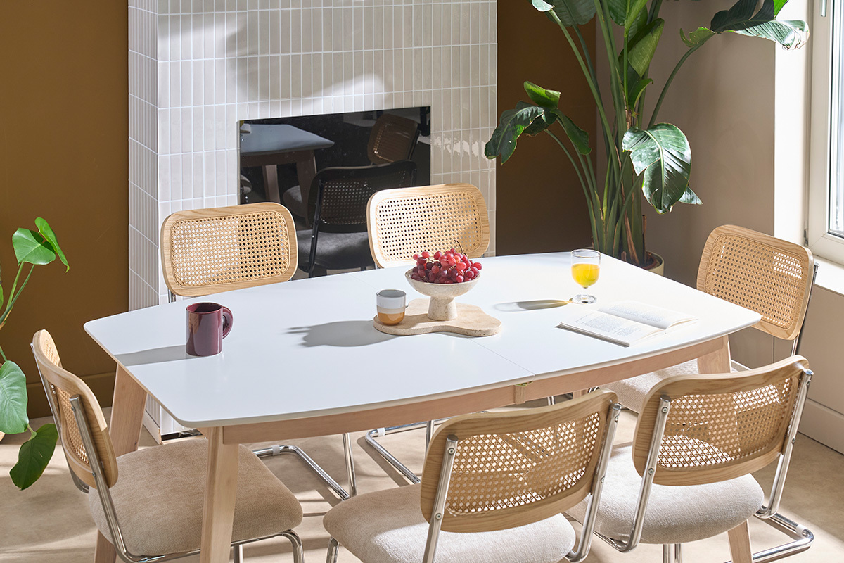 Table � manger extensible scandinave blanche et bois clair avec chaises ELYNA, vue de dessus.