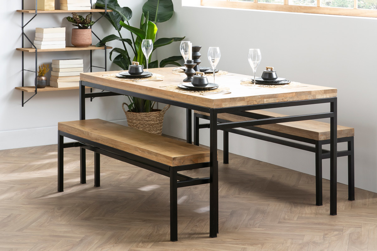 Table � manger industrielle en bois manguier avec pieds en m�tal, vue lat�rale, avec deux bancs.