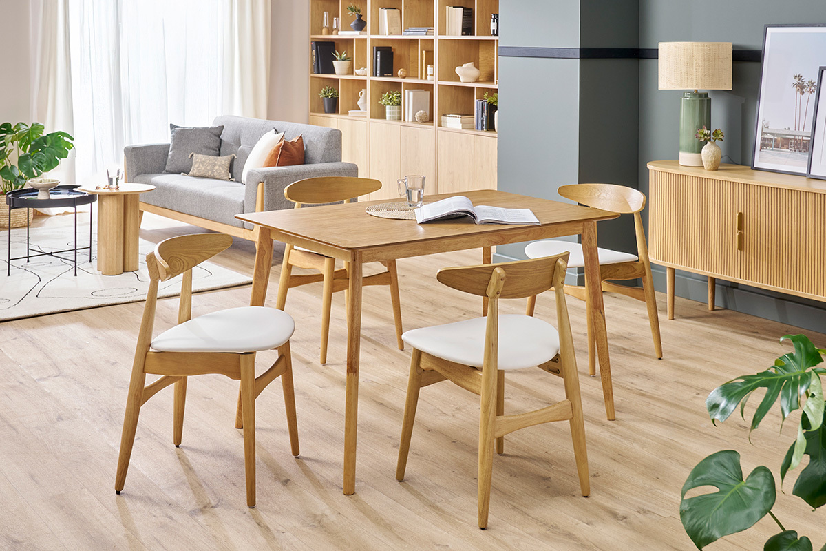 Table � manger rectangulaire ELION en bois clair avec chaises dans un int�rieur contemporain.