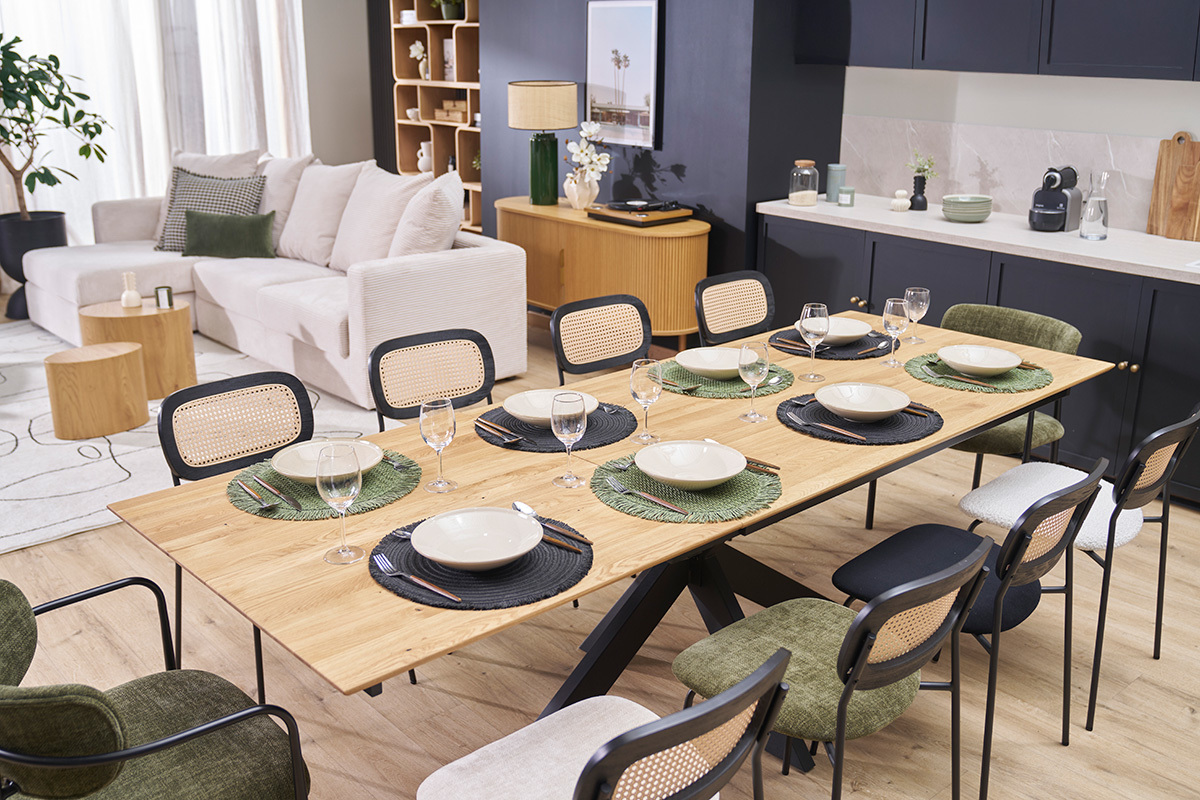 Table � manger extensible en ch�ne clair avec chaises, vue de 3/4 dans une salle � manger �l�gante.