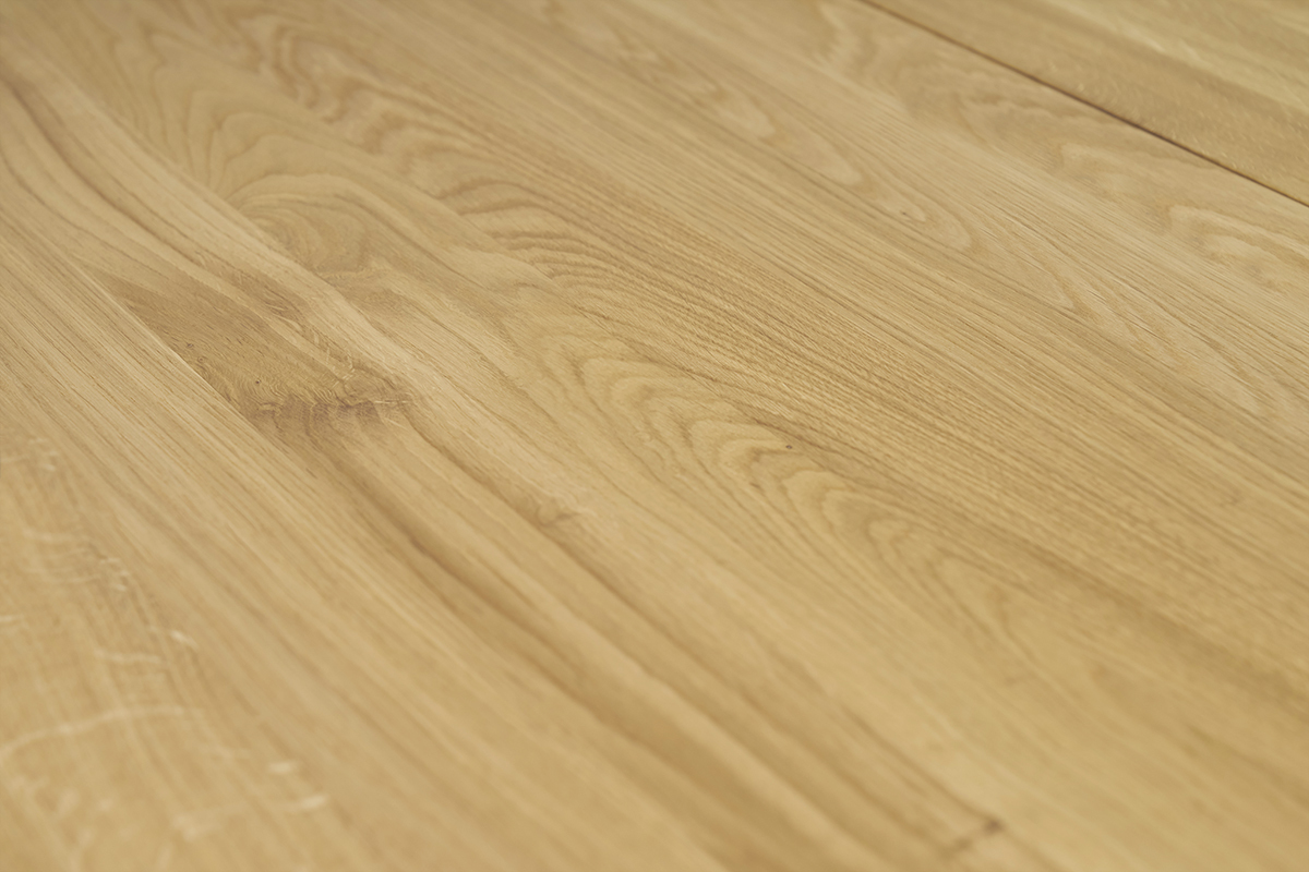 Gros plan sur le plateau en ch�ne clair de la table NELYA.