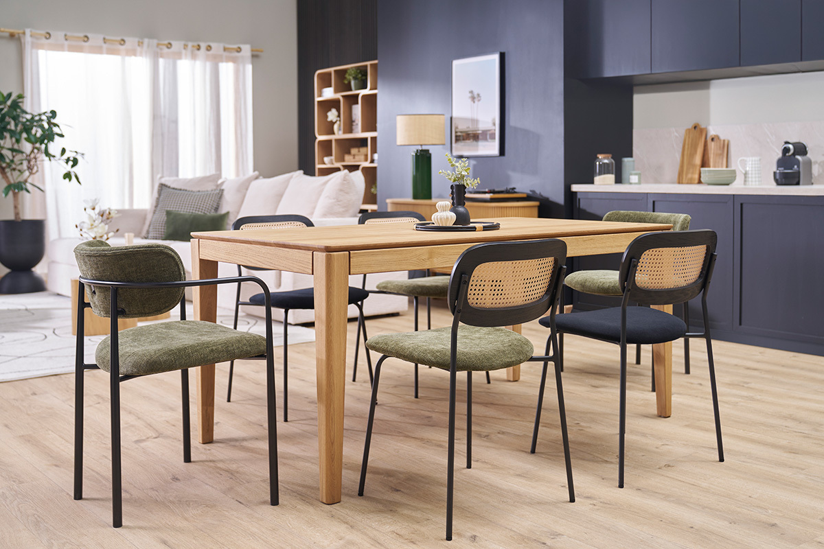 Table extensible en bois clair avec chaises, vue d'ensemble dans un salon moderne.