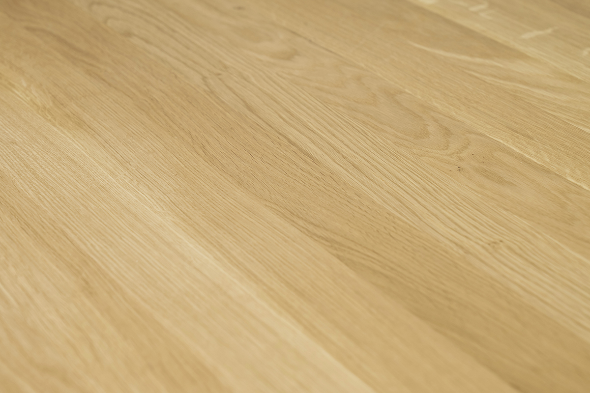 Table en ch�ne massif avec finition bois clair, gros plan sur le plateau.
