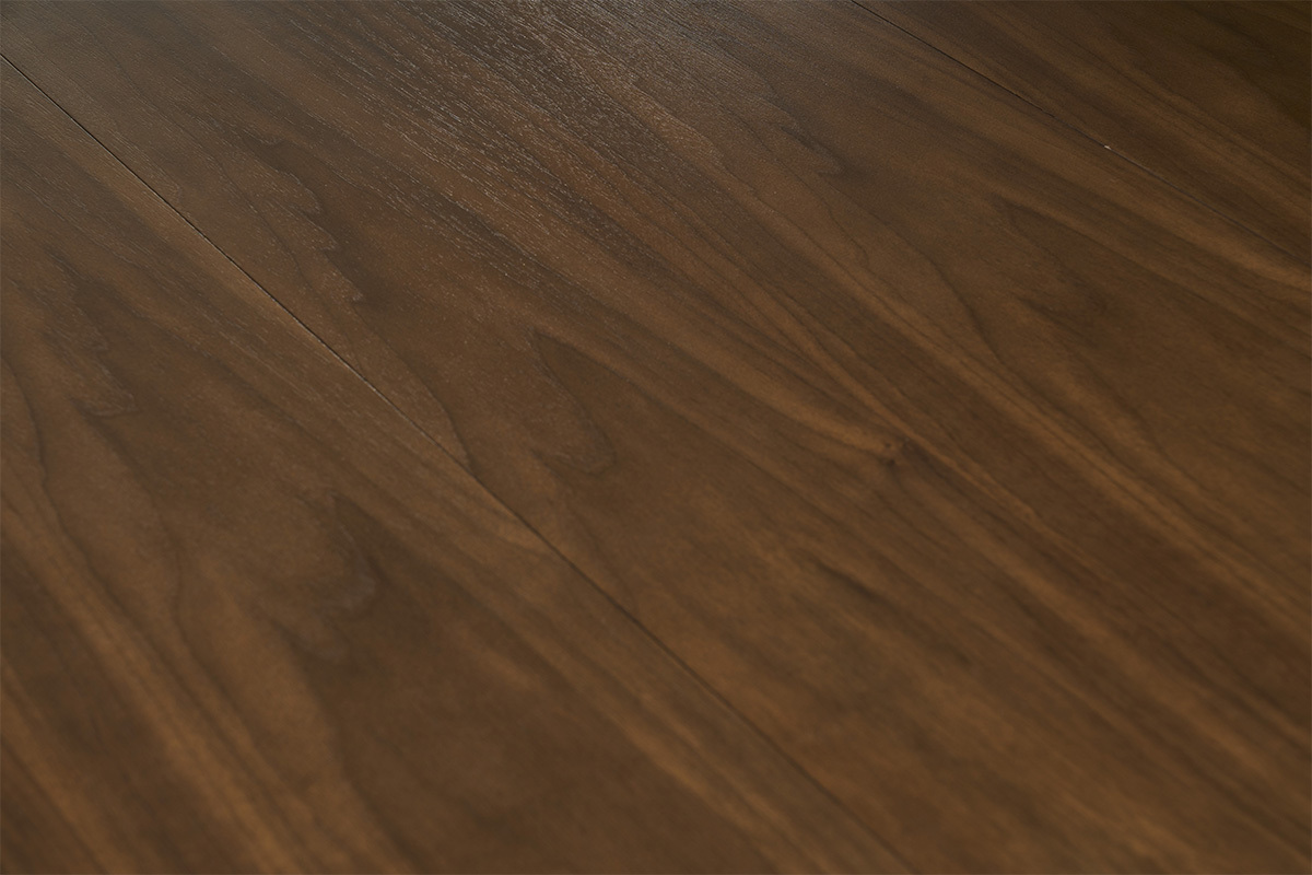 Gros plan sur la surface en placage noyer de la table � manger LEENA.
