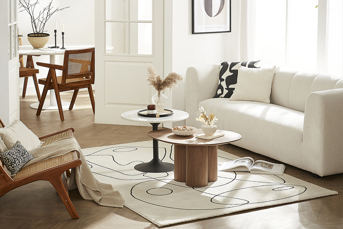 Table basse HOLLEN en bois fonc� dans un salon moderne avec canap� blanc et chaise en bois.
