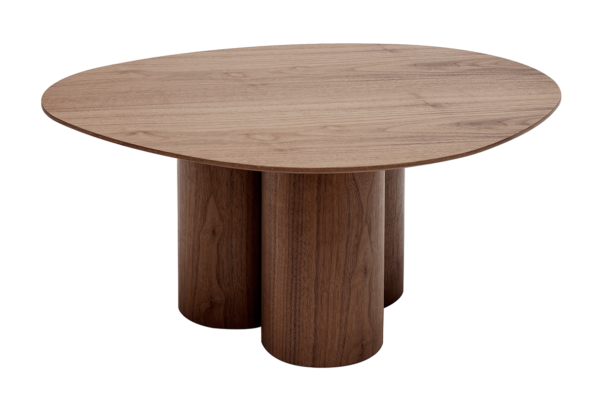 Table basse design en bois fonc� noyer avec plateau ovale et base trois cylindres, vue de 3/4.