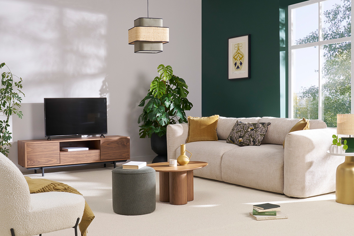 Table basse design bois fonc� noyer avec plateau ovale, vue d'un salon moderne.