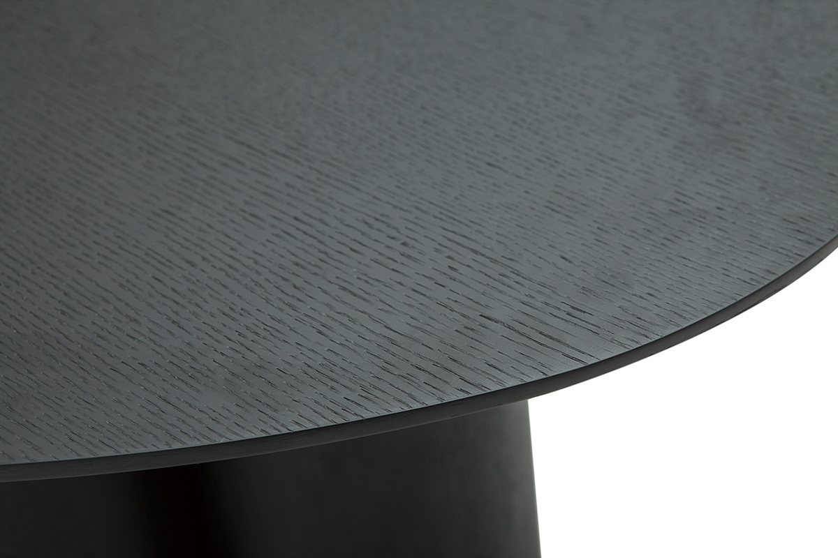 Gros plan sur le plateau de la table basse design HOLLEN en bois noir.