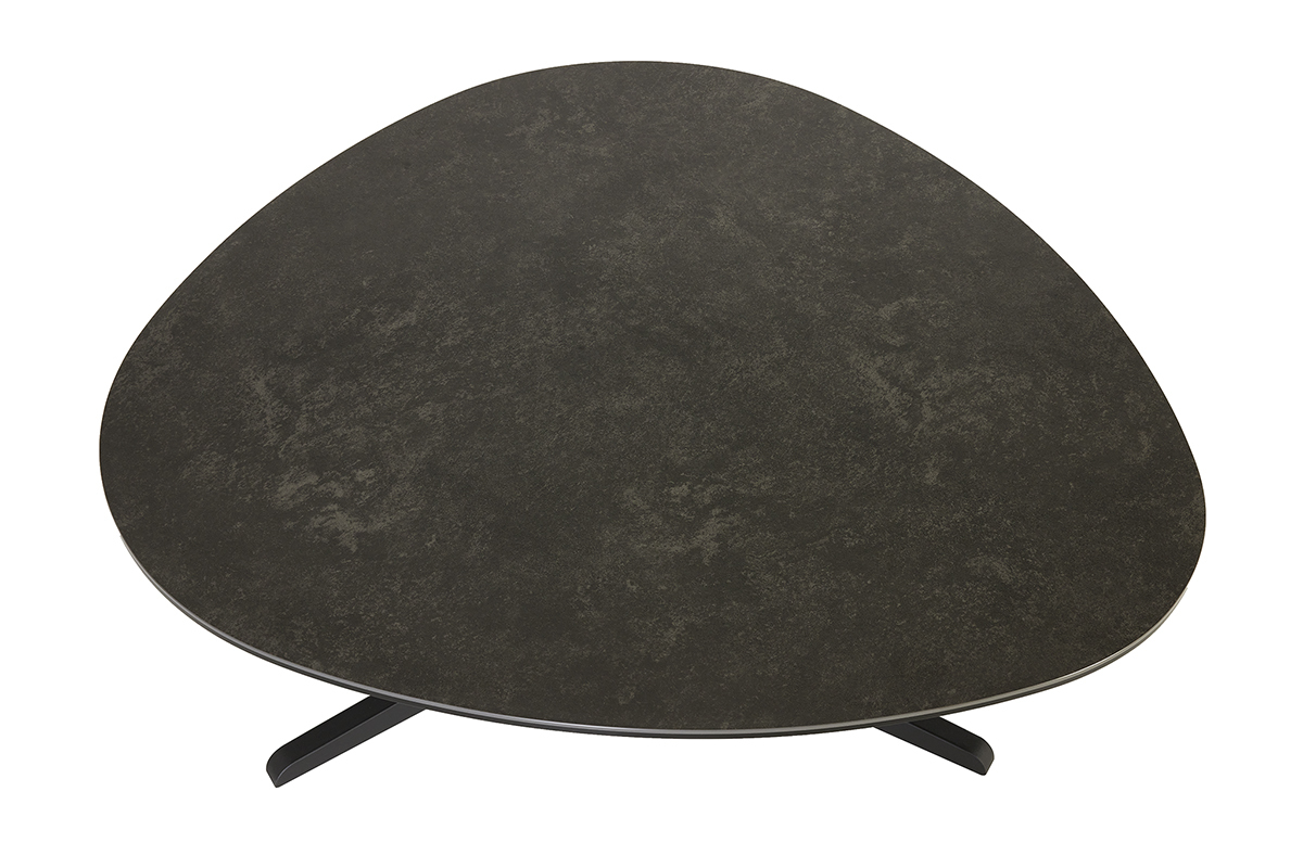 Table basse noire en c�ramique et m�tal vue de dessus, forme organique.
