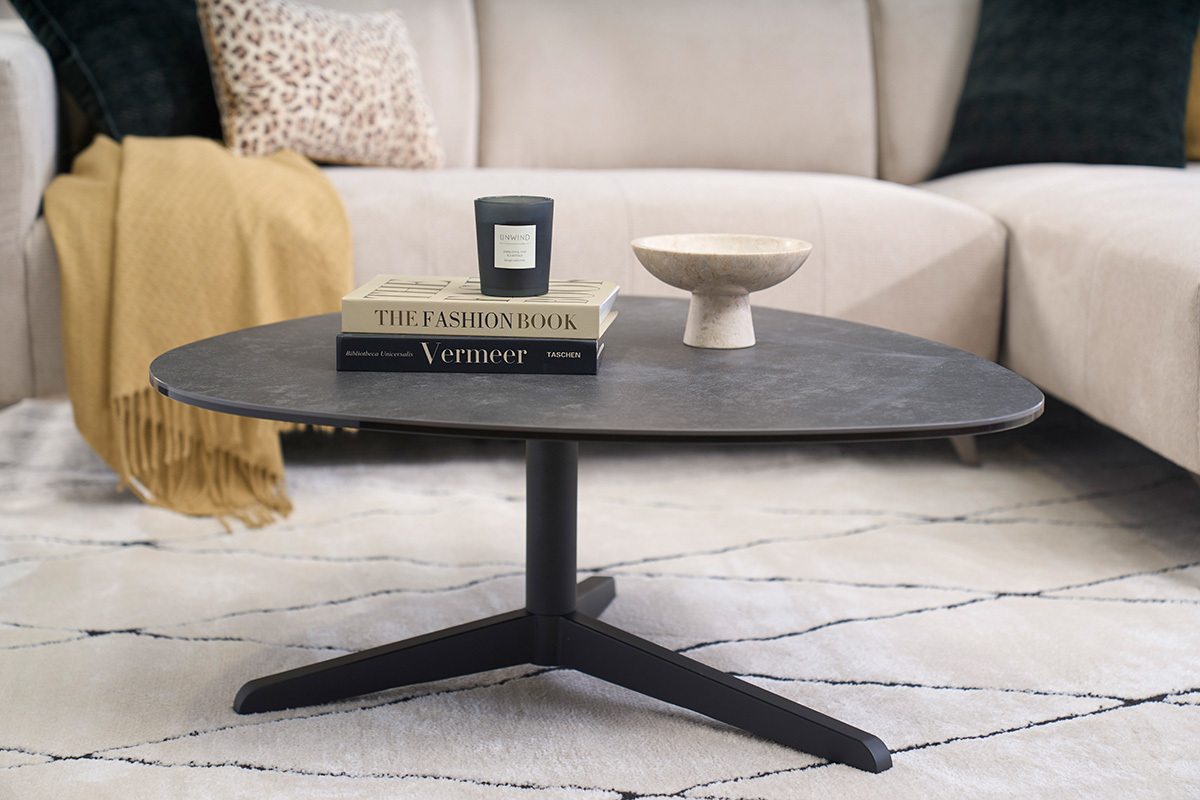 Table basse design en c�ramique noire et m�tal L100 cm LEWA
