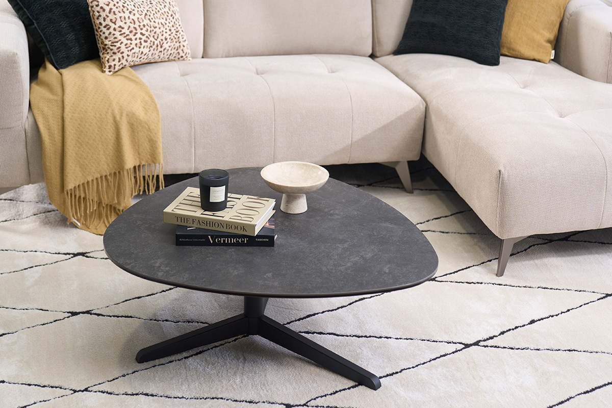 Table basse design en c�ramique noire et m�tal L100 cm LEWA