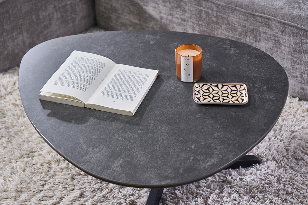 Table basse design en c�ramique noire et m�tal L84 cm LEWA