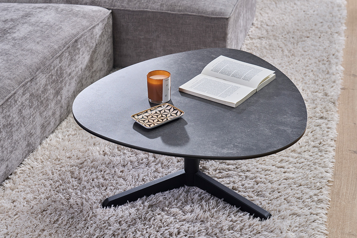 Table basse design en c�ramique noire et m�tal L84 cm LEWA
