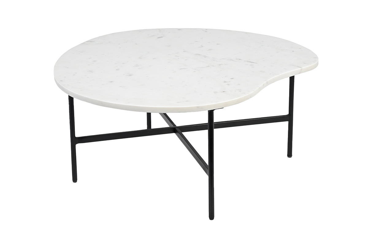 Table basse en marbre blanc et m�tal noir, vue de trois quarts.