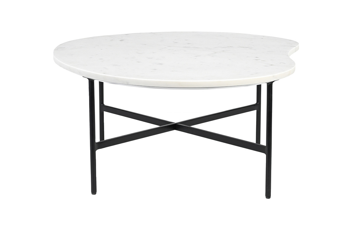 Table basse en marbre blanc avec pieds en m�tal noir, vue de profil.