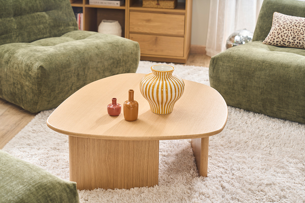 Table basse organique en bois clair avec vase et d�cor, vue de dessus, dans un salon moderne.