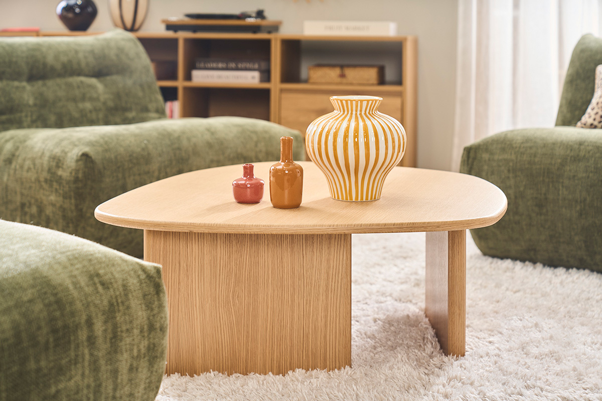 Table basse organique en bois clair avec vases d�coratifs, vue de face