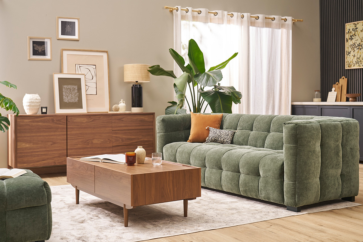 Table basse rectangulaire noyer avec 2 tiroirs, vue d'int�rieur, canap� et d�cor moderne.